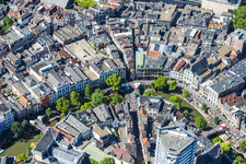 909179 Luchtfoto van een deel van de Oudegracht te Utrecht, met linksonder de Bezembrug, in het midden de Bakkerbrug en ...